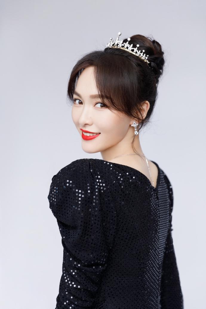 高清中国美女明星图片戴着王冠的女王唐嫣图片
