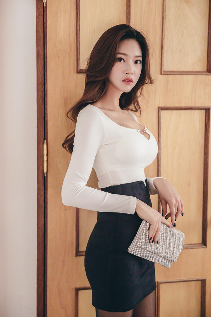 拿着毛巾的韩国超短裙美女朴正允