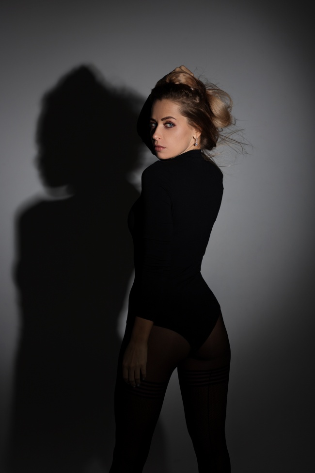 黑色时尚欧美美女写真图片