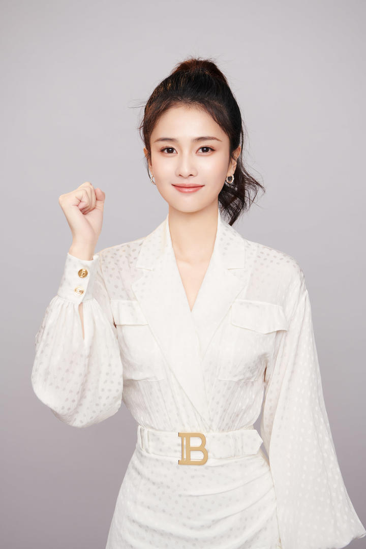 握着拳头的极品颜值美女明星白鹿高清壁纸图片大全