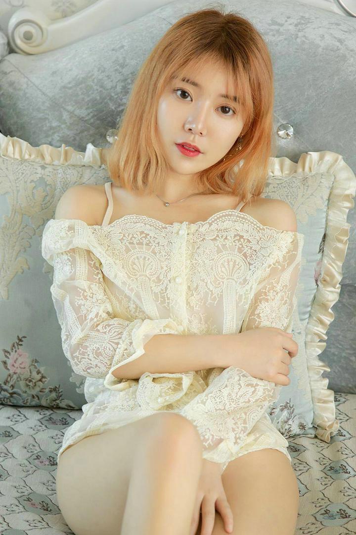 坐在床上的超高清美女写真套图