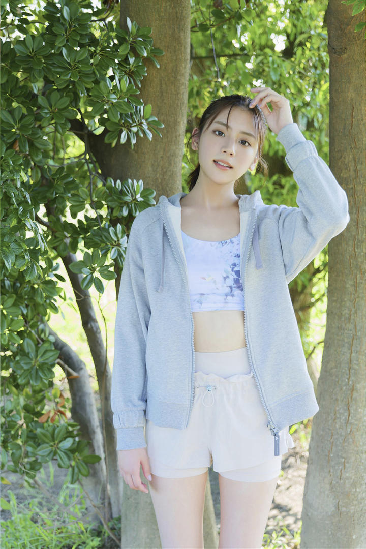 日本清纯短裤女生户外高清摄影图片