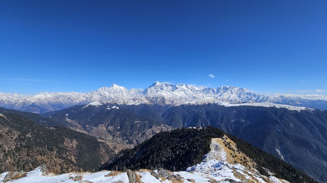 山峰覆盖着雪的美景图片