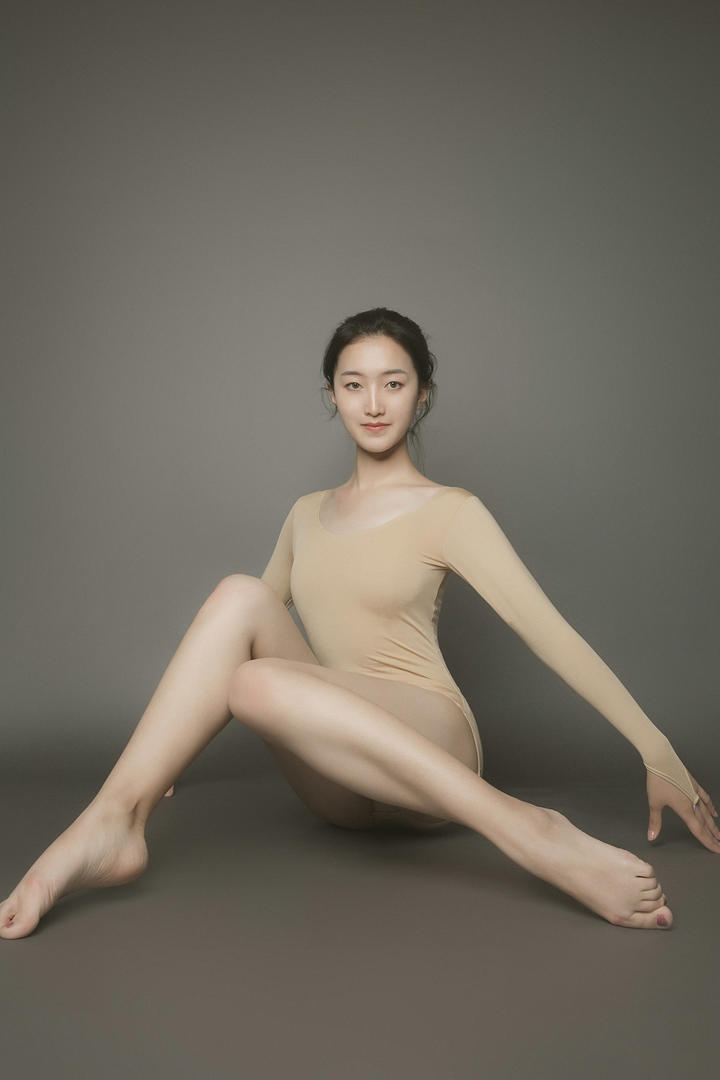 国内漂亮的瑜伽美女老师人体艺术照