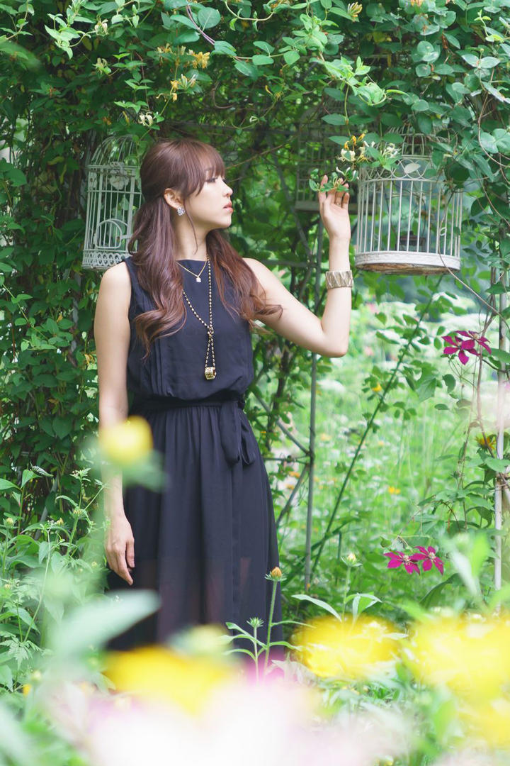 树叶下的高清韩国气质美女写真