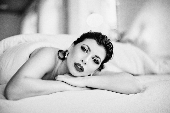 黑白风格床上性感美女写真图片