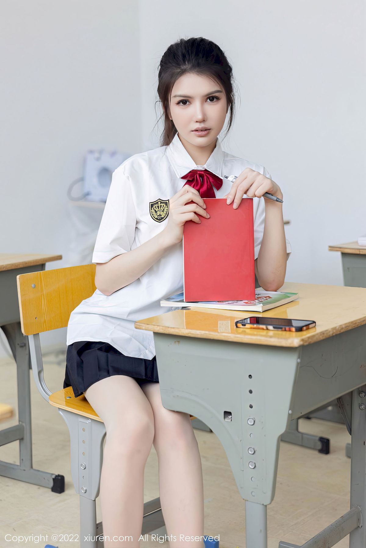 秀人网美女模特媛媛酱belle白色上衣搭配黑色短裙性感写真