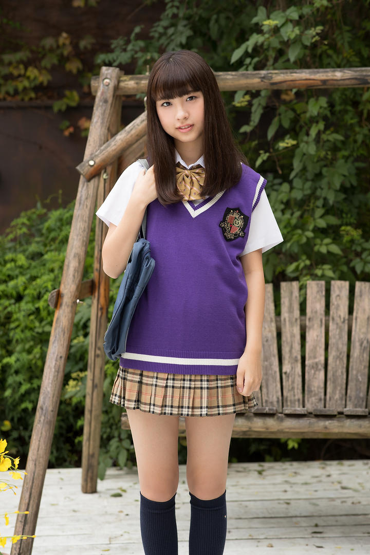 清纯漂亮的日本超短裙美女学生图片