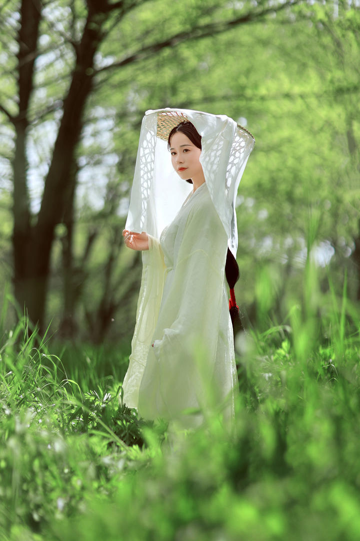 森林中的气质古装美女唯美艺术照
