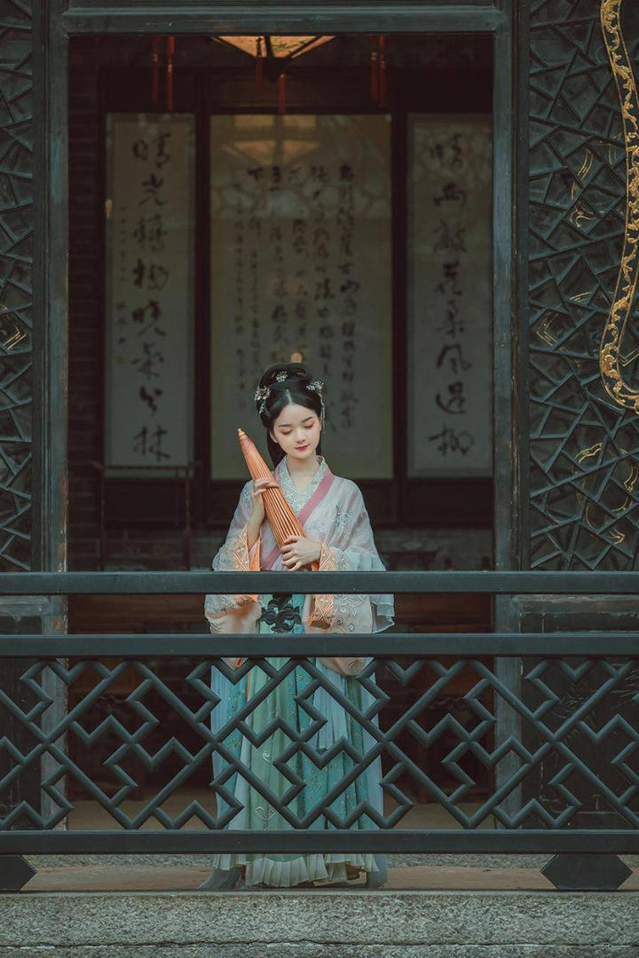 抱着雨伞的古装美女艺术写真图片