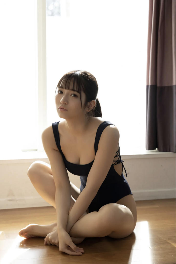 坐在地板上的日本泳装美女西西人体艺术图片