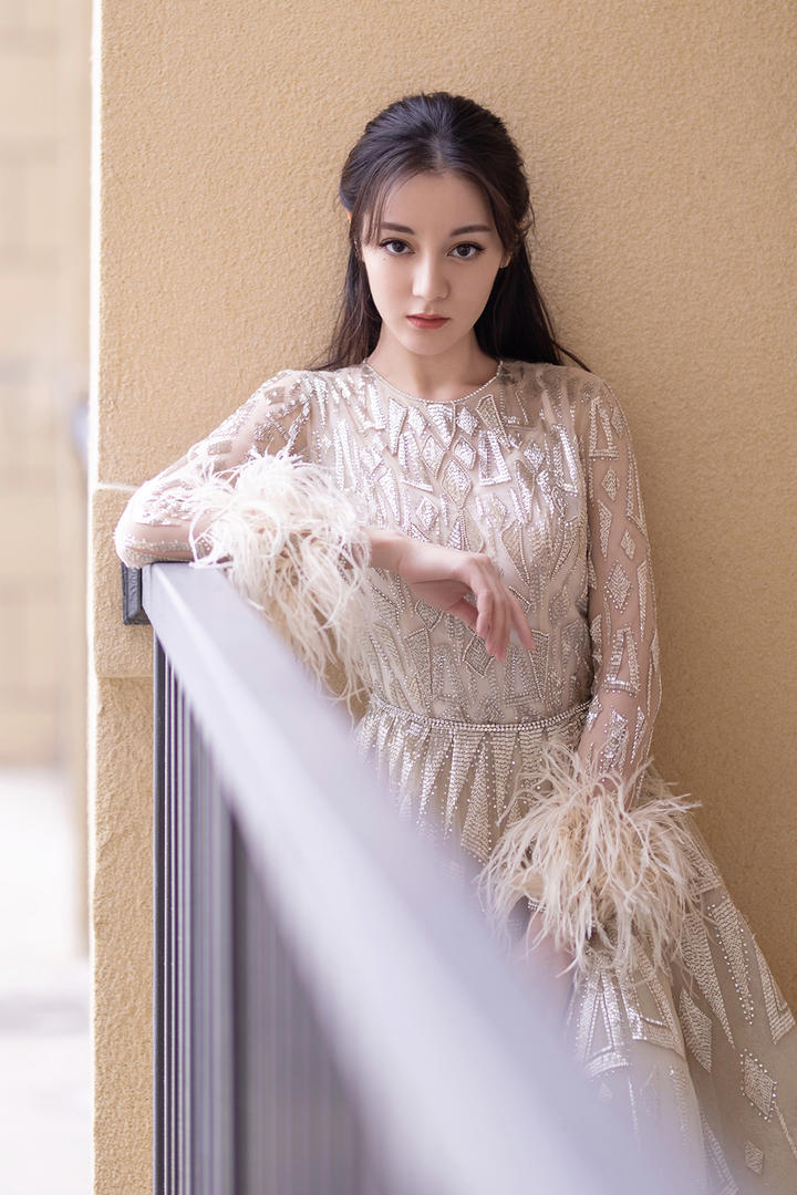 中国新疆美女明星迪丽热巴阳台上写真图片