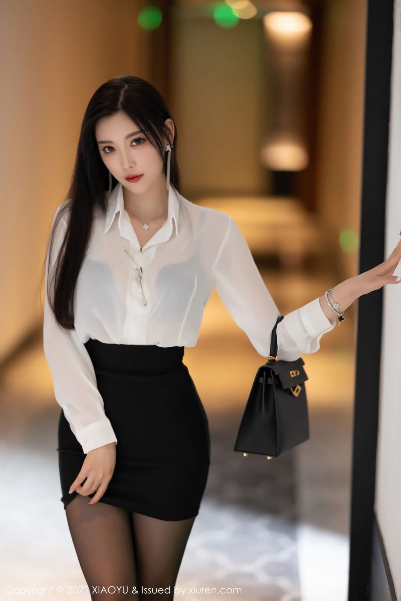 语画界性感女神杨晨晨Yome半透白衬衫职场OL装扮杭州旅拍
