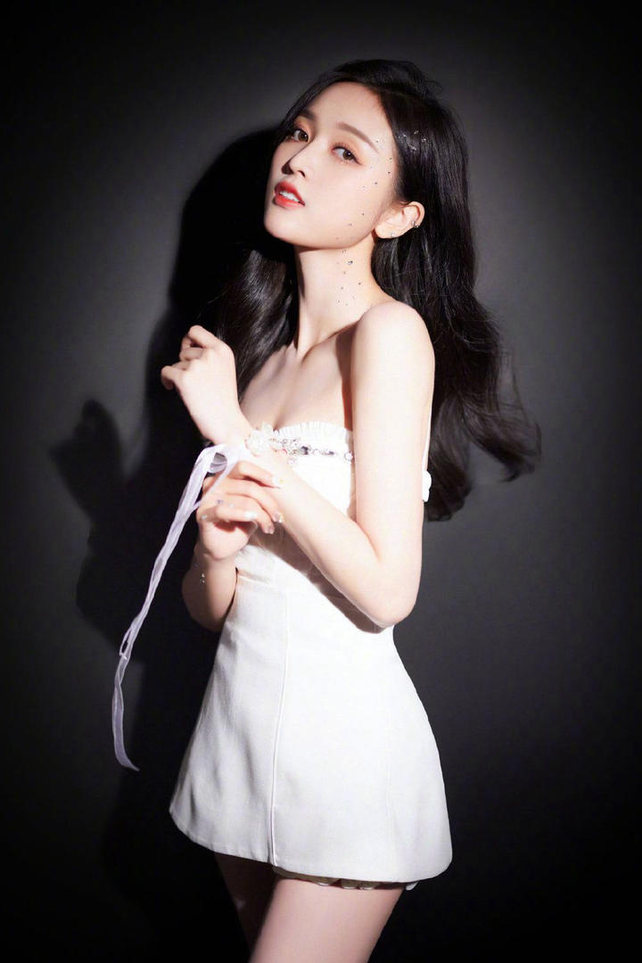 穿着白色超短裙的美女明星吴宣仪图片