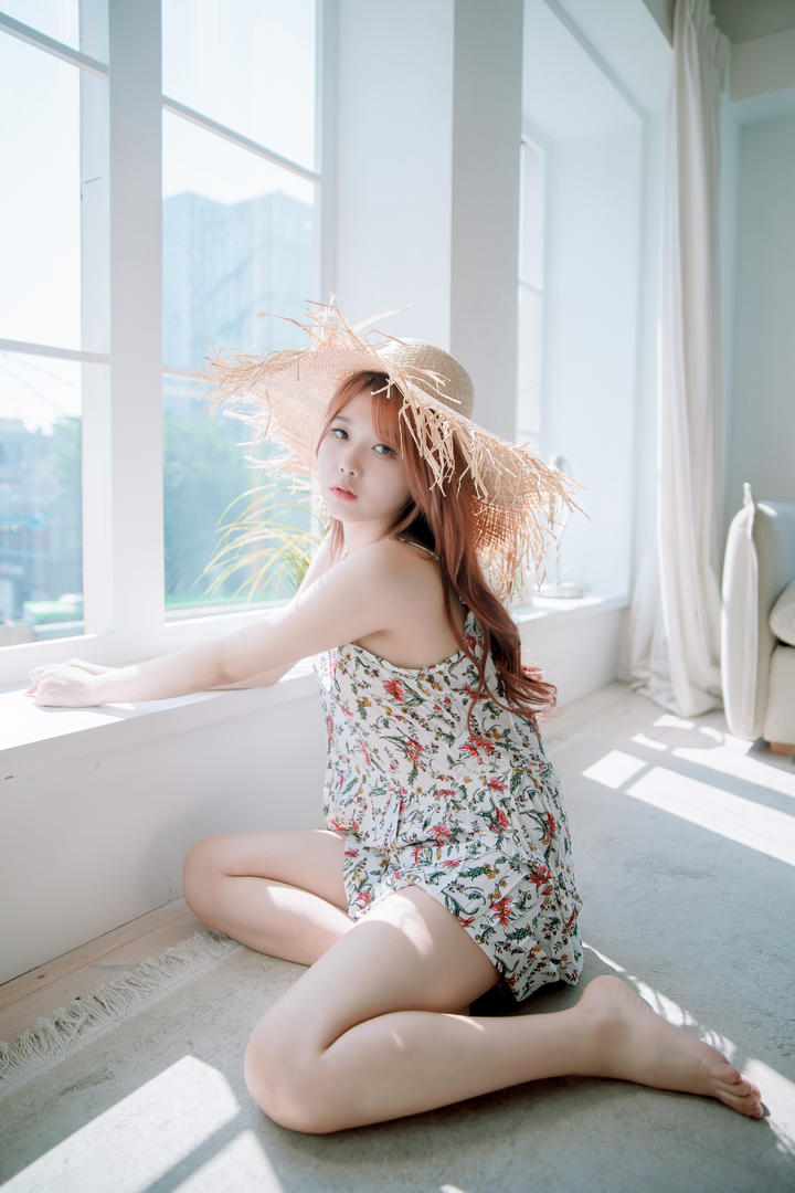 戴着草帽的清纯嫩模美女高清亚洲写真图片