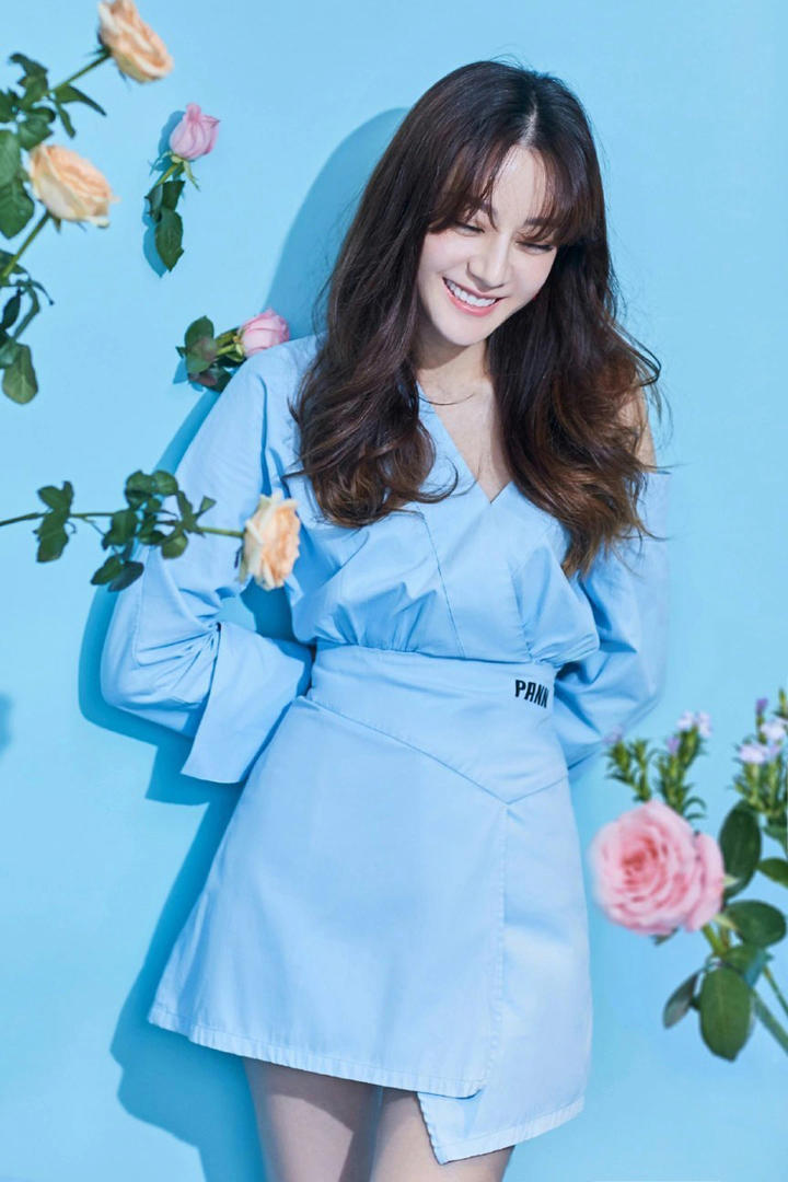 美女明星迪丽热巴性感蓝色仙气写真图片