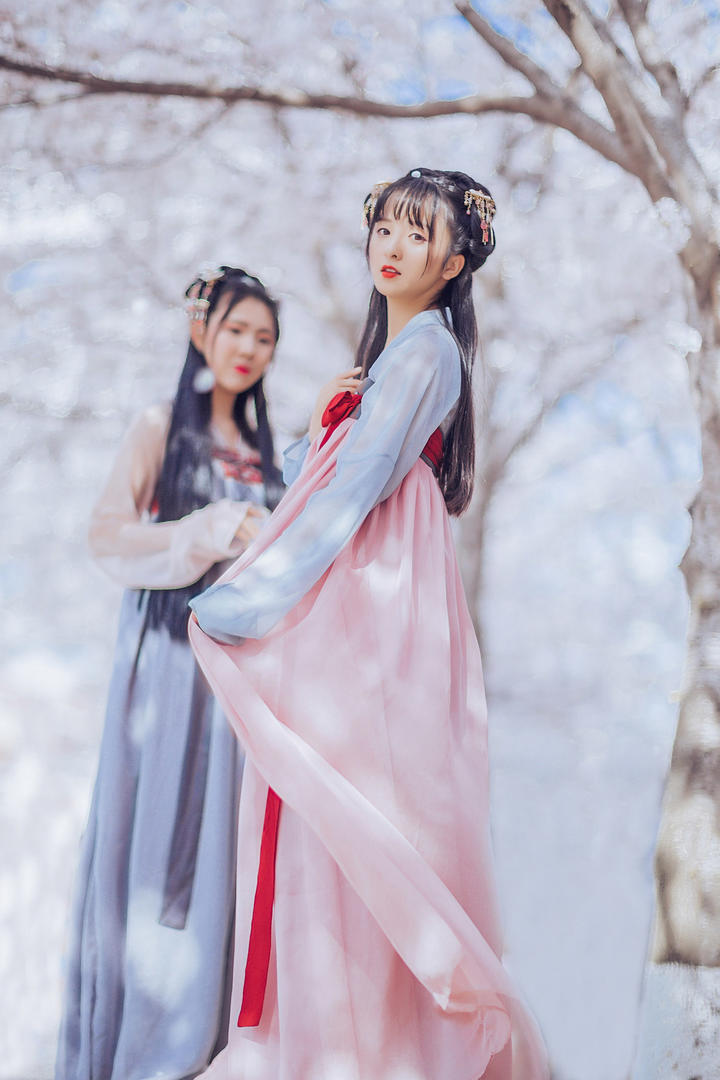 赏花的古装美女图片艺术摄影