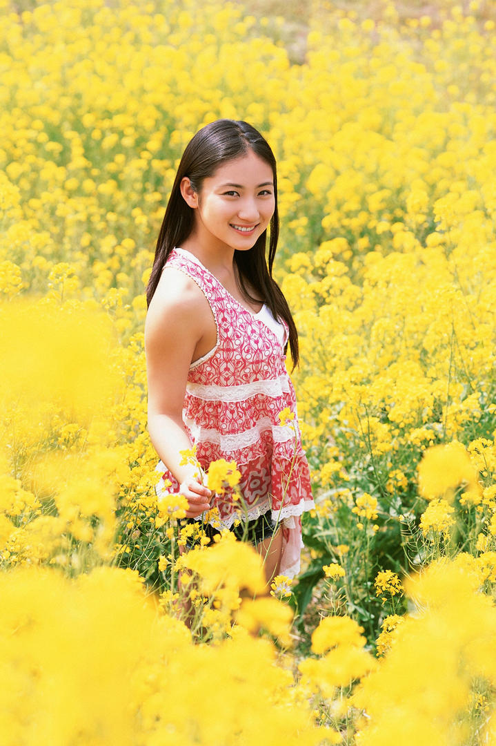 油菜花田里的日本清纯女神美女壁纸图片