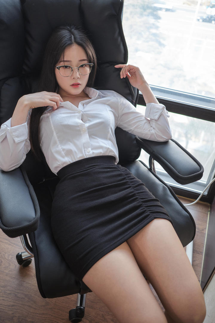 韩国性感眼镜妹制服诱惑美女798艺术写真图片