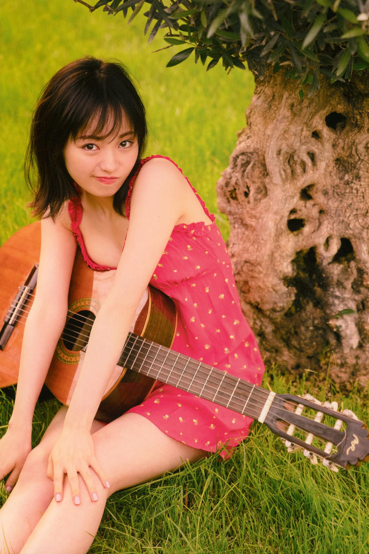 弹吉他的日本少女图片