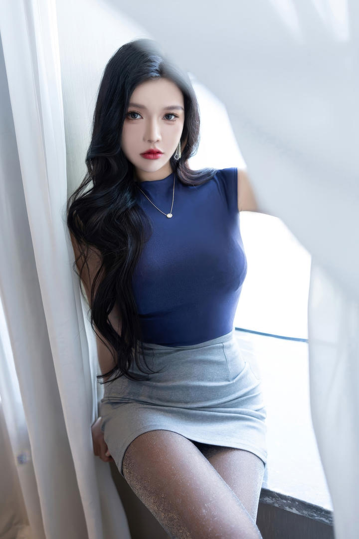 中国超短裙美女模特激情写真图片