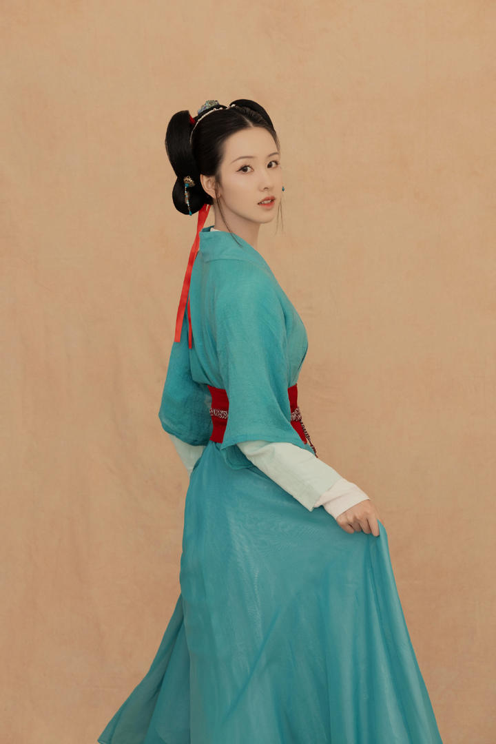 清纯美女校花陈都灵古装艺术写真图片