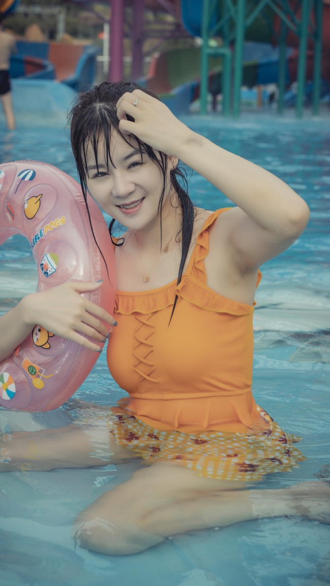 夏日泳池性感美女图片