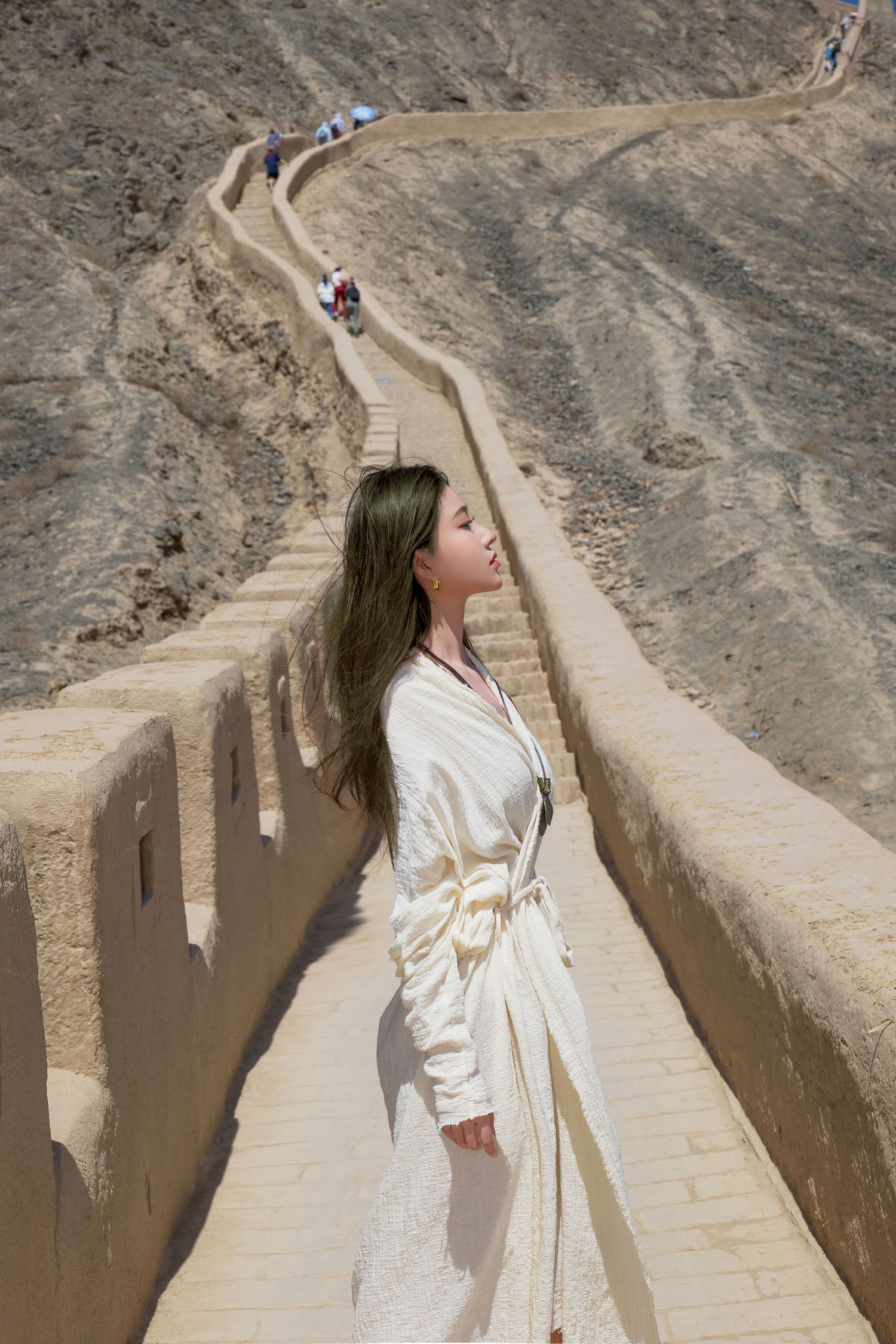 户外女神Nnian米色复古文艺范川西长城旅游写真