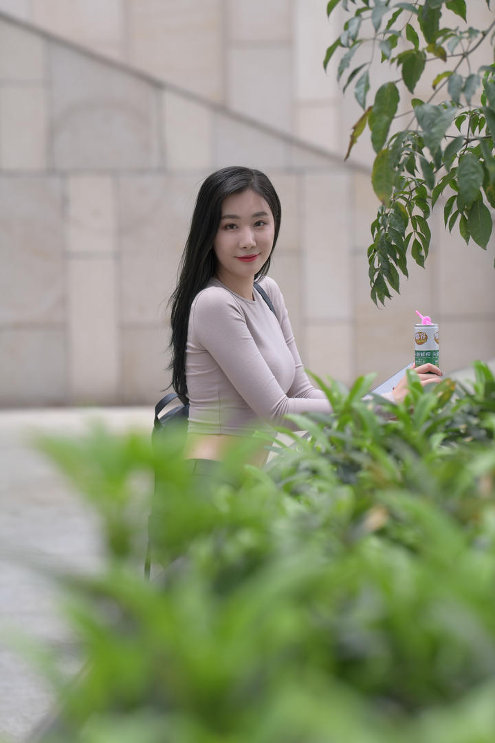 街拍清纯漂亮紧身裤美女模特图片
