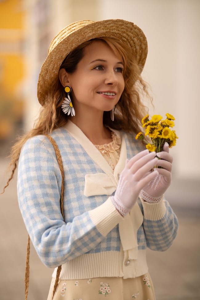 小香风针织衫戴帽美女写真图片
