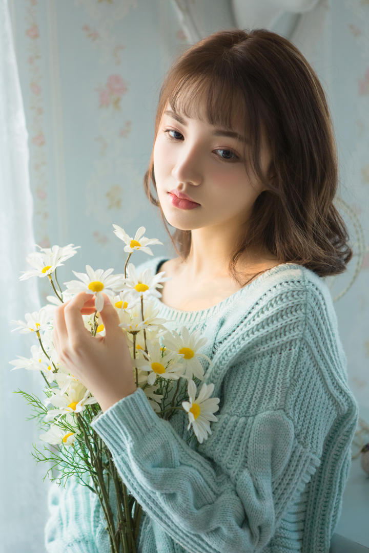 抱着鲜花的甜美短发女生131美女图片欣赏