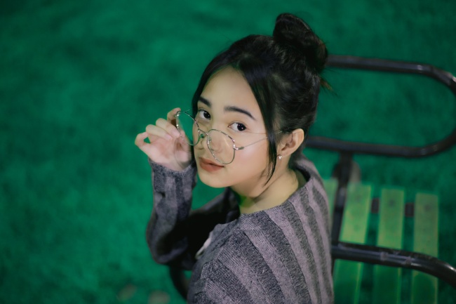 丸子头美女写真图片