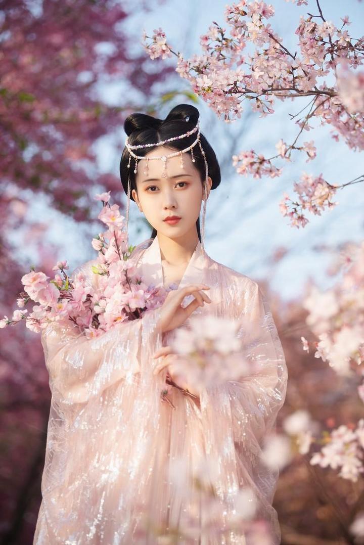 抱着桃花的高清古装美女艺术写真图片