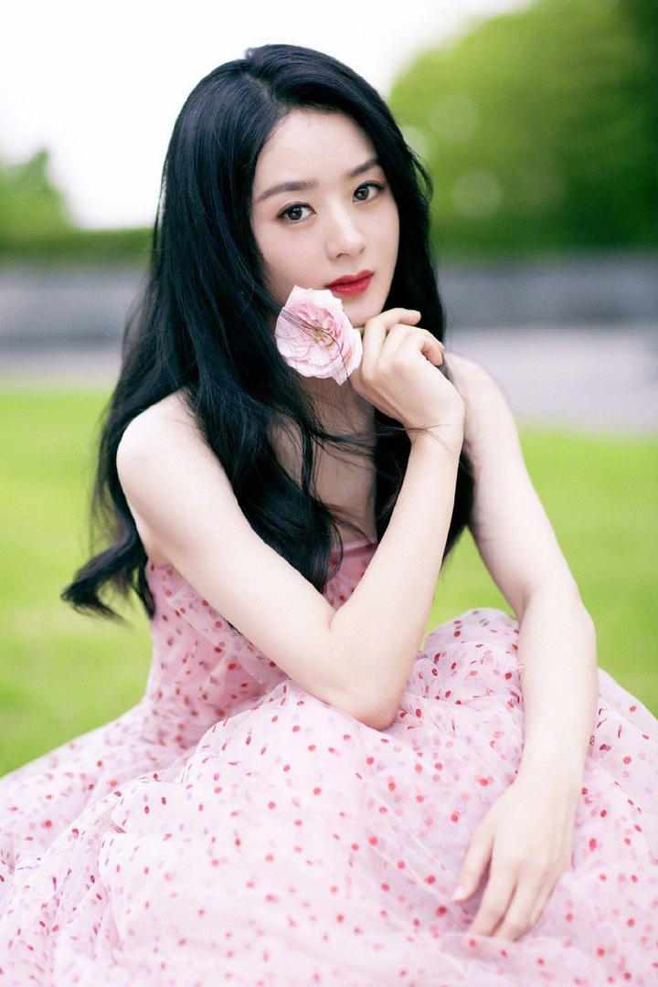 美女明星赵丽颖波点裙性感写真图片