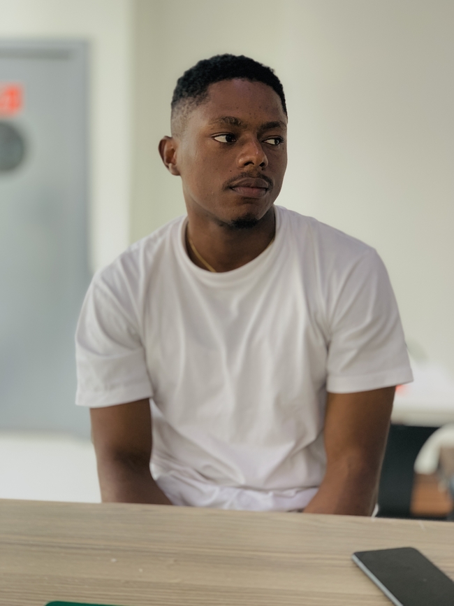 穿白色T恤的非裔黑人帅哥图片