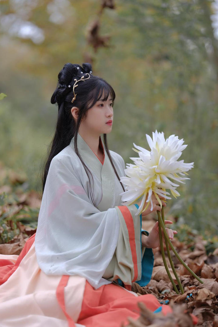 捧着鲜花的唯美古装美女艺术写真图片