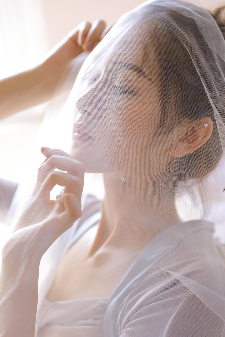 头上披着丝巾的清纯美女图片