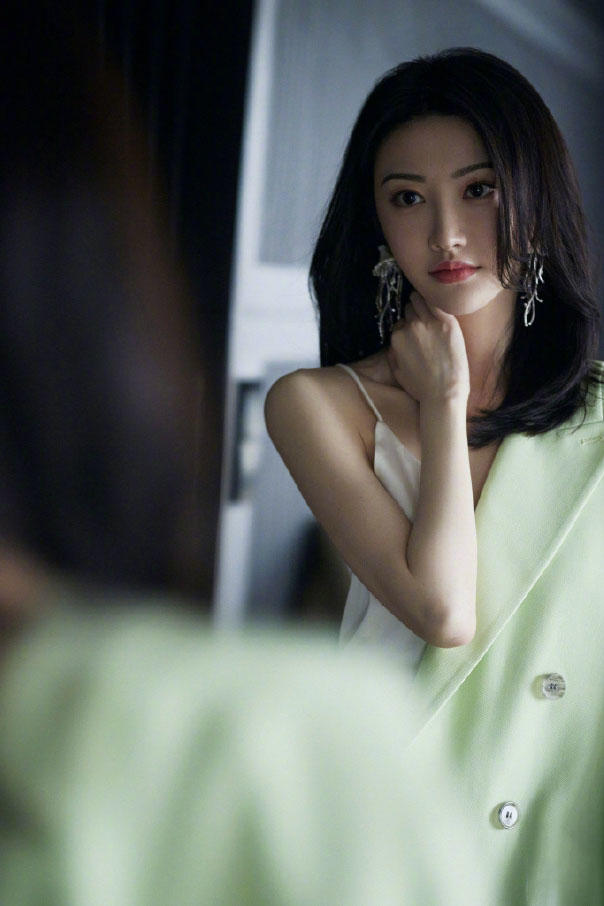 照镜子的中国美女明星景甜妩媚动人美女写真图片