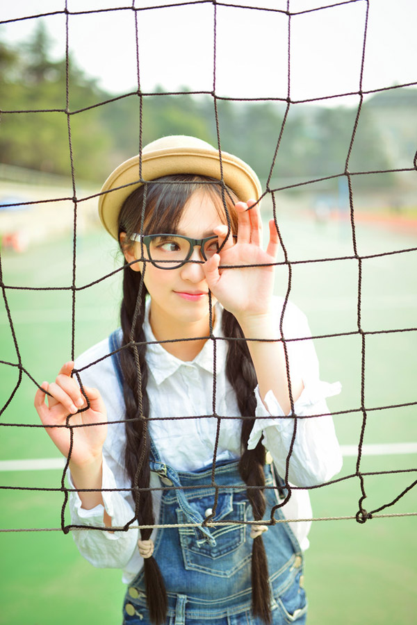 迷人少女黄灿灿清纯校园风写真