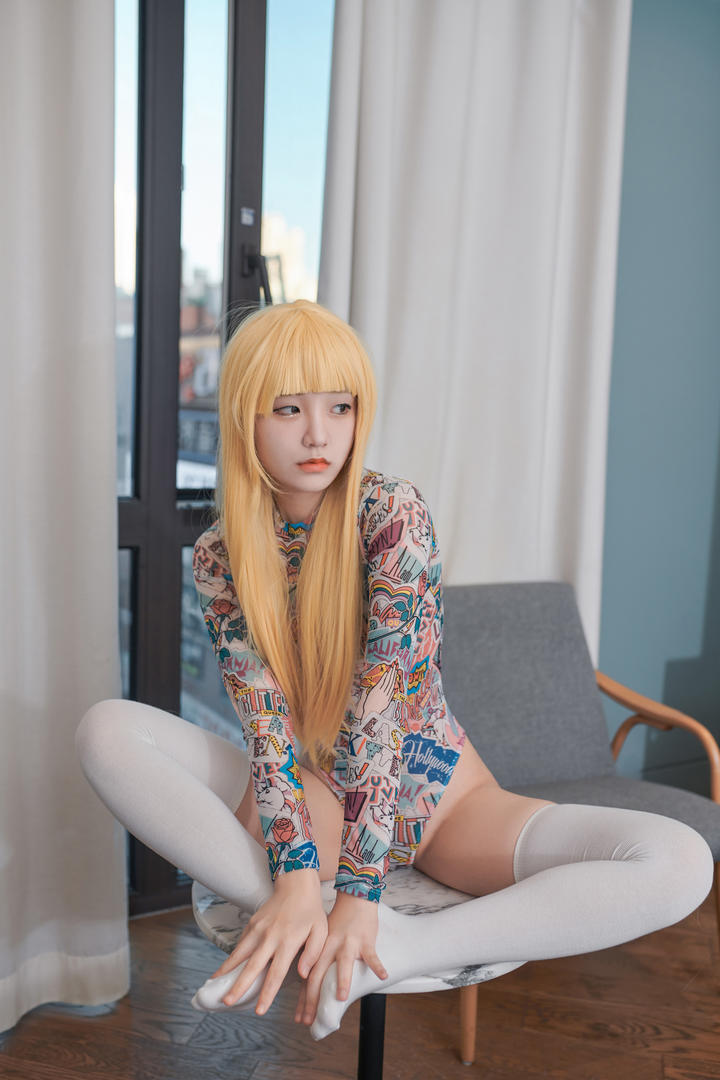 日韩AV在线金色长发美女个人艺术照图片