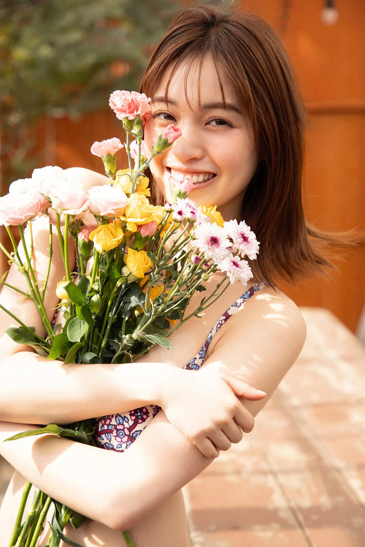 抱着鲜花的日本大胸AV美女精品久久在线下载免费