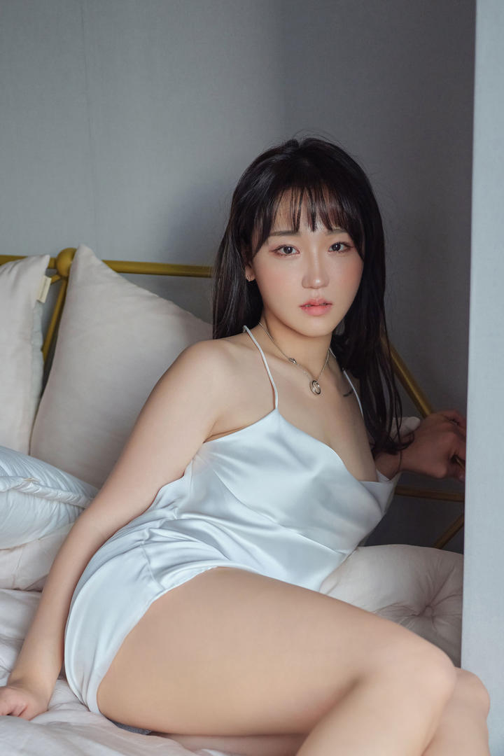 韩国粉嫩纯欲女生蕾丝镂空吊带内衣诱惑图片