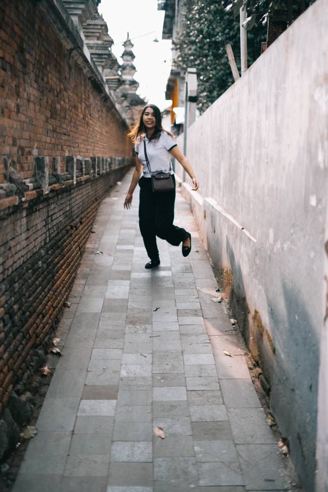 一个人走在路上的图片