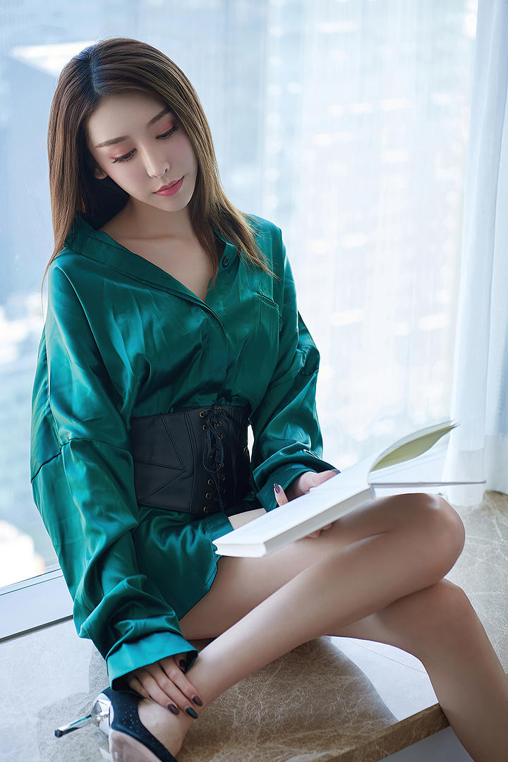 看书的高清气质美女然熙写真图片