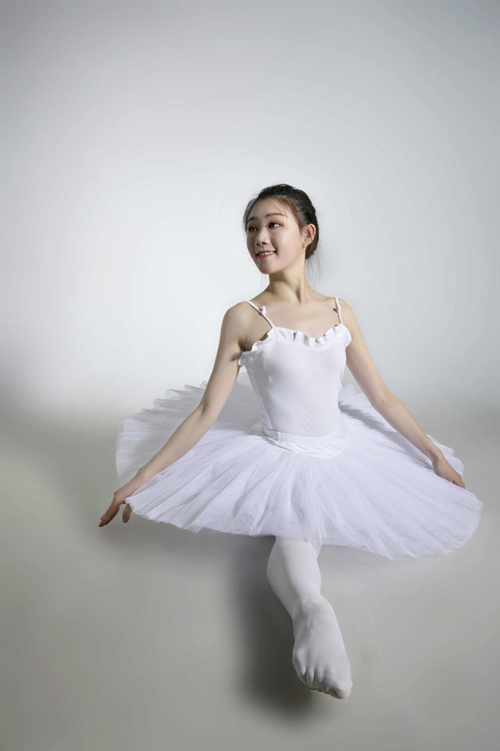 漂亮美女跳芭蕾舞高清人体艺术摄影图片