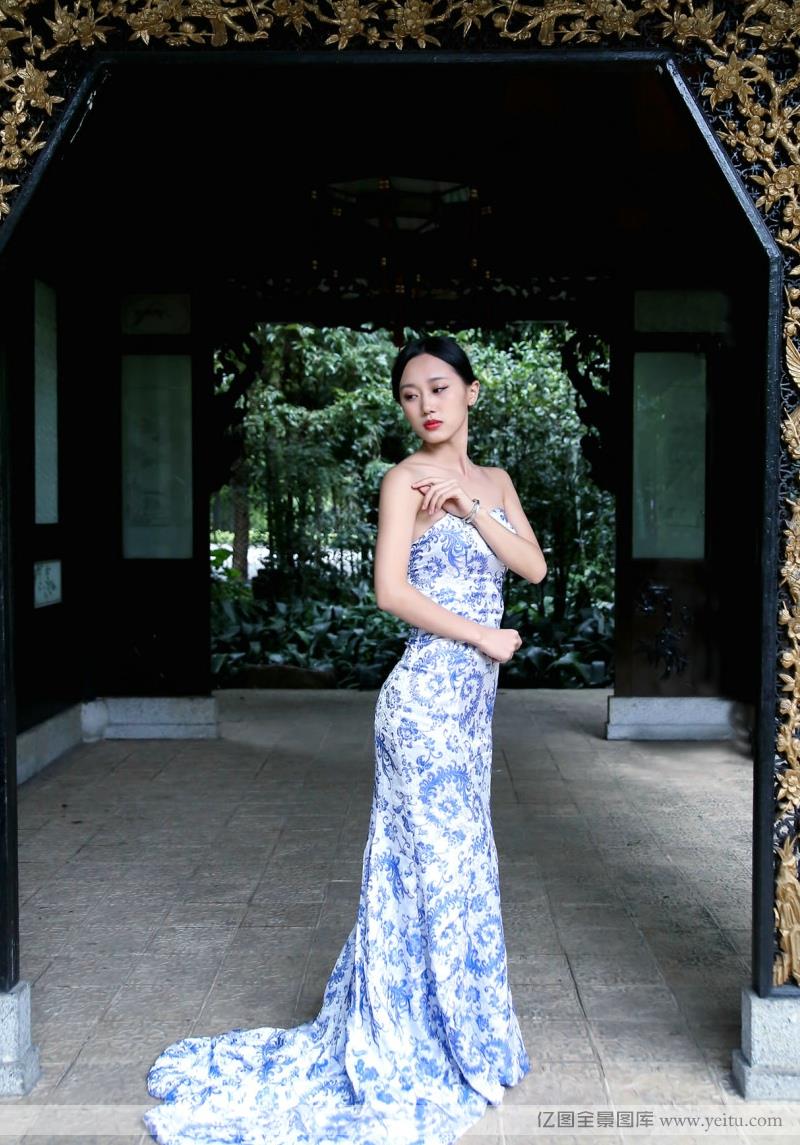 性感美女身着青花瓷旗袍室外写真