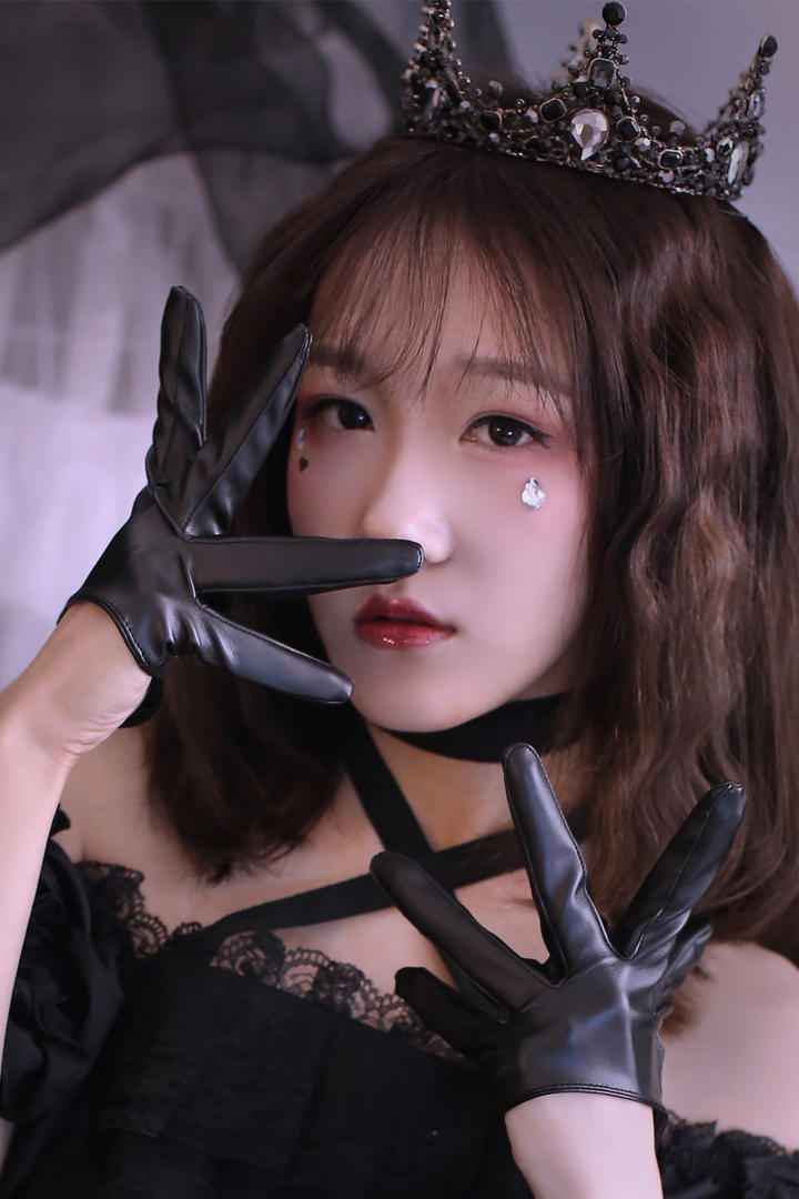戴着手套的高冷女生艺术写真