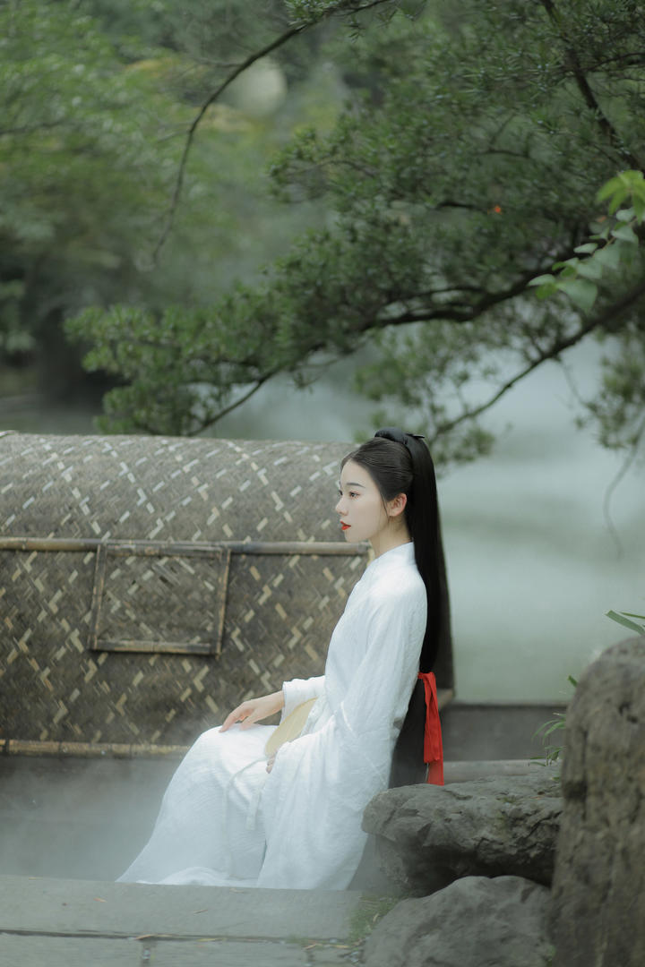 坐在小船边的白衣古装美女高清图片
