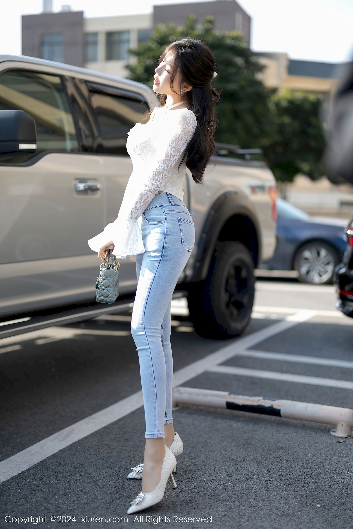 秀人网女神徐莉芝Booty白色上衣搭配牛仔裤性感写真