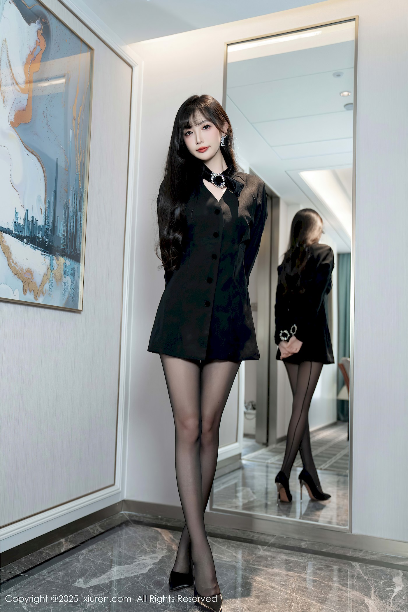 秀人网模特林星阑黑色外套搭配娇媚黑丝性感写真
